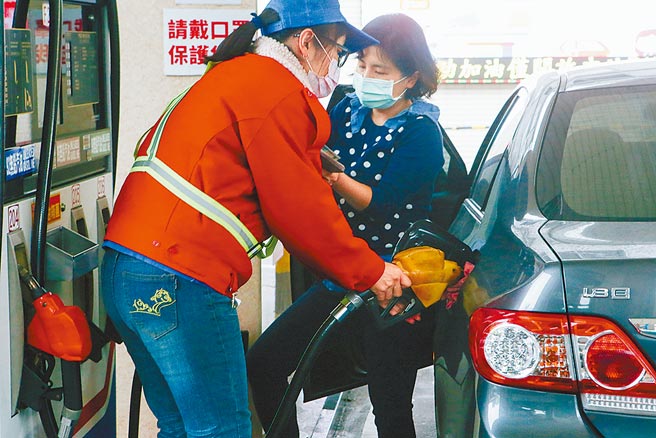 受到国际原油价连升影响，中油宣布，自明（10）日零点起，调涨汽油价每公升0.2元，95无铅汽油零售价将重新跨过30元大关，成为30.1元。（本报资料照片）