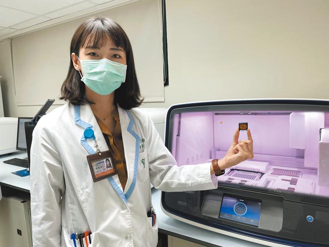 奇美医学中心的次世代定序仪进行「基因检测」，透过AI大数据分析基因资料库，找出基因变异，提供客制化精准治疗，提高癌症患者存活率。（曹婷婷摄）