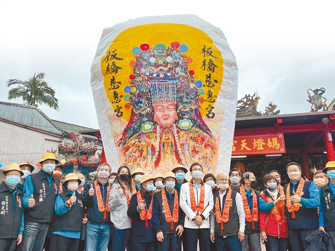 眾人站在高20呎的妈祖天灯前，相形显得渺小。（新北市民政局提供／王扬杰新北传真）