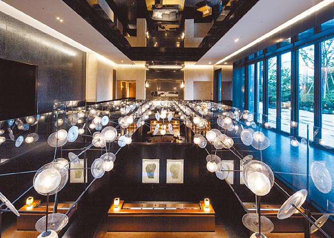 「丰盈海」公设空间由大师陈瑞宪操刀，营造人文内敛氛围。（业者提供）