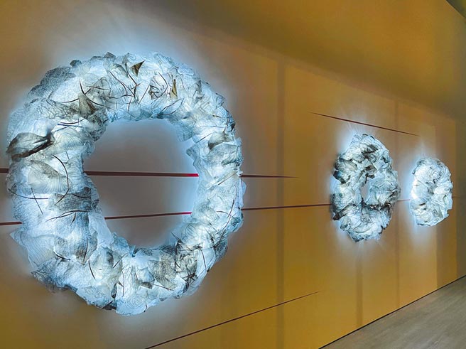 藝術家謝鴻均特別為安卓藝術新空間創作《記憶的皺褶IV》。（安卓藝術提供）