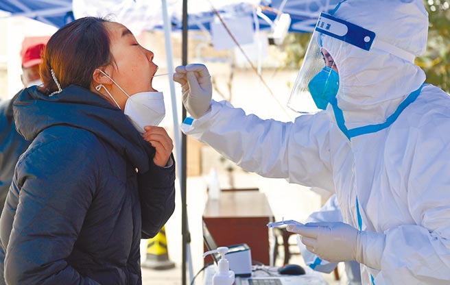 大陸國家衛健委8日指出，西安疫情呈動態下降態勢，上海浦東、浙江金華、河南周口等地疫情處於初期。圖為7日，西安市未央區西唐寨村村醫為村民進行核酸檢測。（新華社）