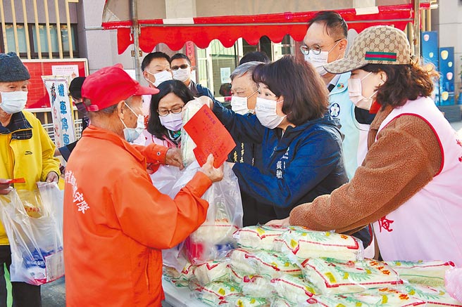 嘉義市長黃敏惠（右三）8日到九華山地藏庵關心冬令救濟活動，除向廟方表達感謝外，也親切協助發送物資與市民互動。（嘉義市政府提供／張亦惠嘉市傳真）