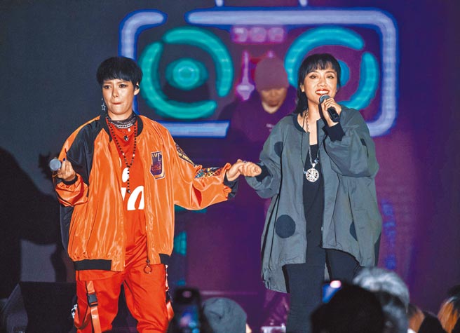 SAYA（左）昨办演唱会，邀来当年「阿妹妹」的成员RAYA同台热唱经典。 （罗永铭摄）