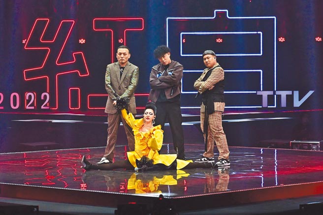 小S（前）昨一身浮夸造型与玖壹壹合唱，最后还来个大劈腿做ending炒热气氛。（台视提供）