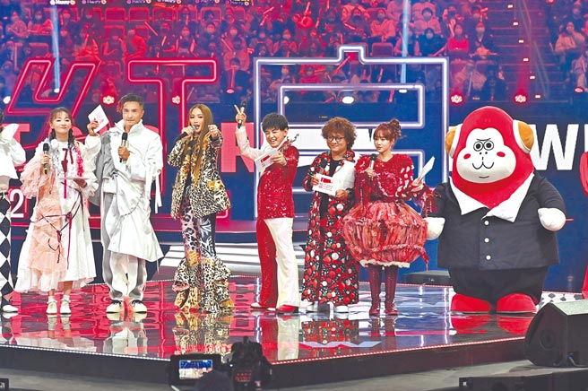 「红白大使」A-Lin（左三）与主持群花花（左起）、王少伟、黄子佼、纳豆以及玛丽昨为《红白艺能大赏》揭开序幕。（台视提供）