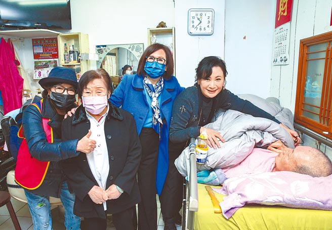 余湘（左三）捐赠棉被给弱势长者，纪宝如（左）及陈亚兰（右）昨一起传爱。（罗永铭摄）