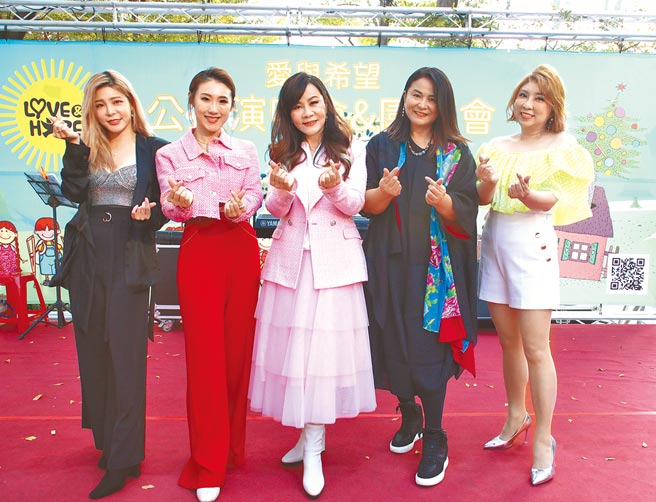 谢金晶（左）、龙千玉昨在高雄出席公益演唱会，热闹开唱。（台湾爱与希望国际协会提供）