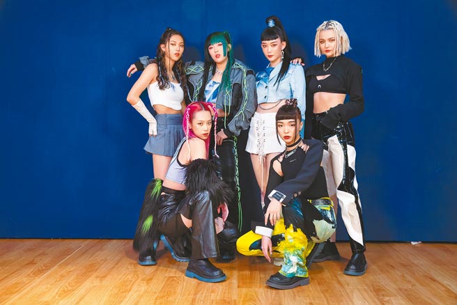 「HUR」近来推出新专辑，团员席子淇（前排左起）、巴伦月、连颖（后排左起）、C.Holly、利善榛、裴颉。（罗永铭摄）