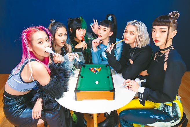 「HUR」团员们同住宿舍，时常一起玩游戏，席子淇（左起）、连颖、C.Holly、利善榛、裴颉、巴伦月。（罗永铭摄）