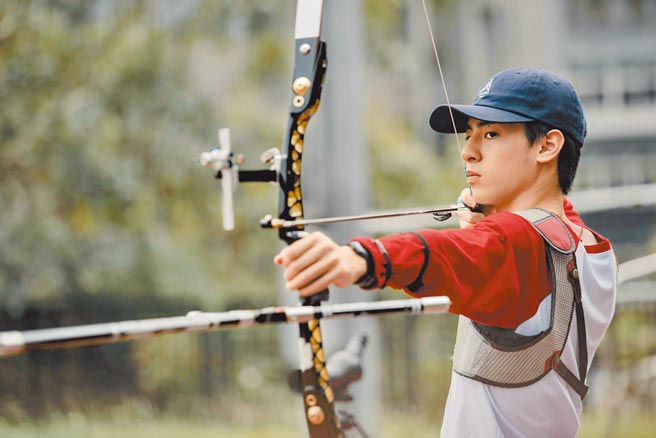 外型亮眼的刘敬在《小纬回来过，在他离开之后》饰演射箭队选手。（公视提供）