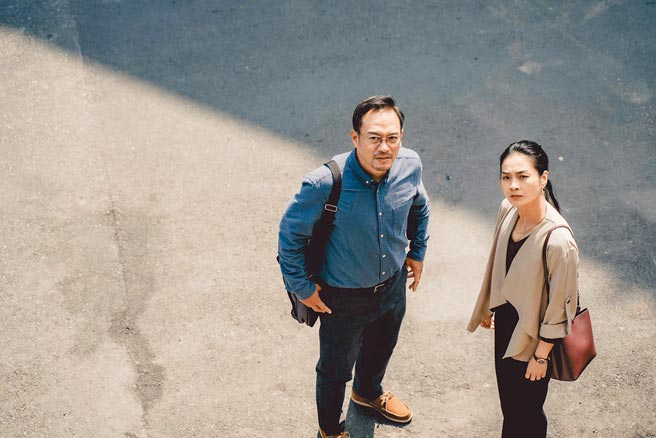 两位导演级演员张翰、陈雪甄在《小纬回来过，在他离开之后》饰演离婚夫妻，循线查找儿子的踪影。（公视提供）