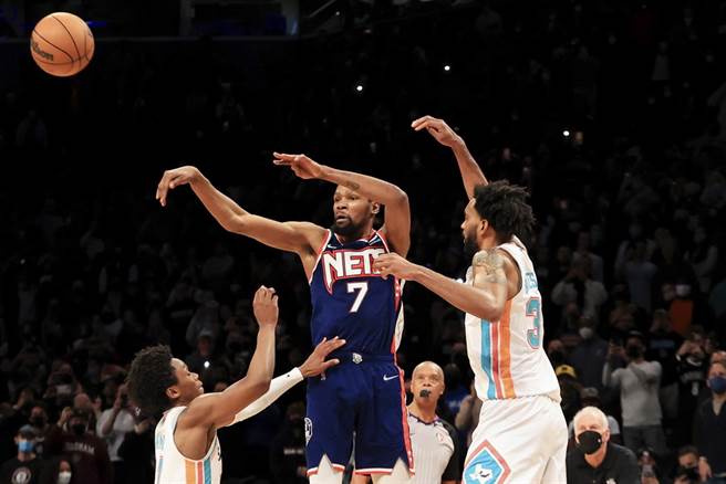 杜蘭特遭到包夾連忙把球傳出。(美聯社)