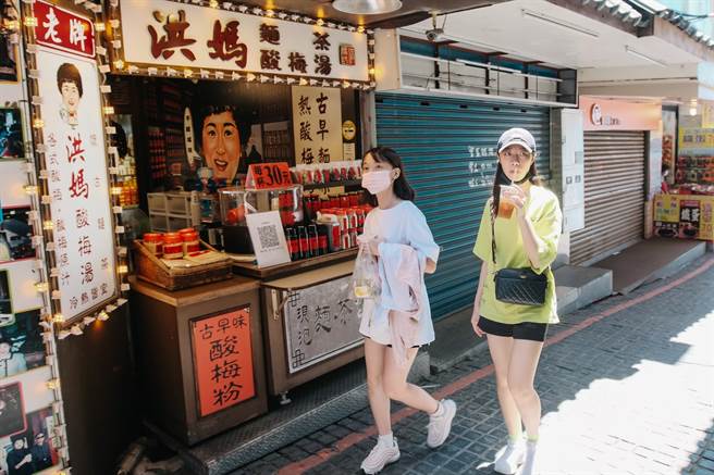 医师陈昶宇直言，认为檔不住境外个案，又不敢禁止室内用餐，指挥中心只能将疫情规范加严，「根本帮助有限，且意义不大」。图为疫情下民眾生活。（图／资料照，记者郭吉铨摄影）