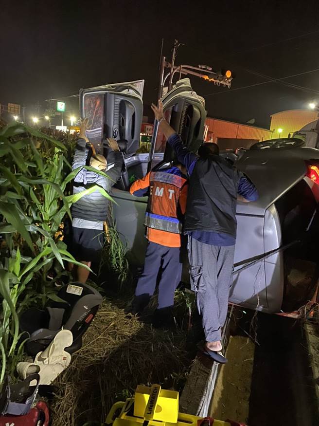 台南麻豆大山国小旁的路口，9日深夜一辆轿车疑遭联结车拦腰撞翻。（民眾提供）