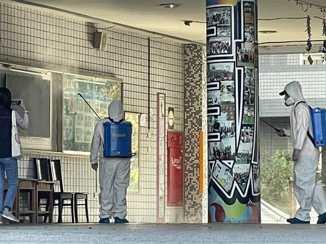 環保局派員進入校園執行清消工作。(呂筱蟬攝)