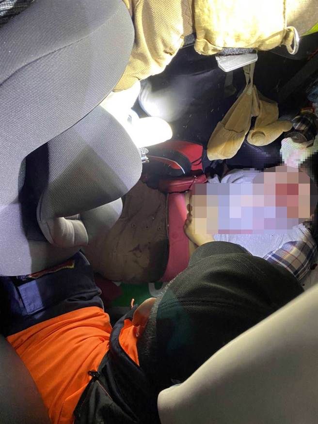 女子卡在副驾驶座失去意识。（民眾提供）