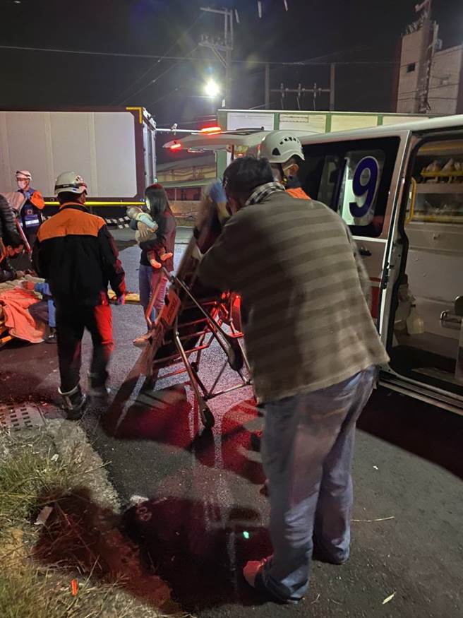 1辆轿车9日深夜行经麻豆口工业区1处路口时，疑遭联结车拦腰撞上翻覆，一家4口受伤送医救治。（民眾提供）