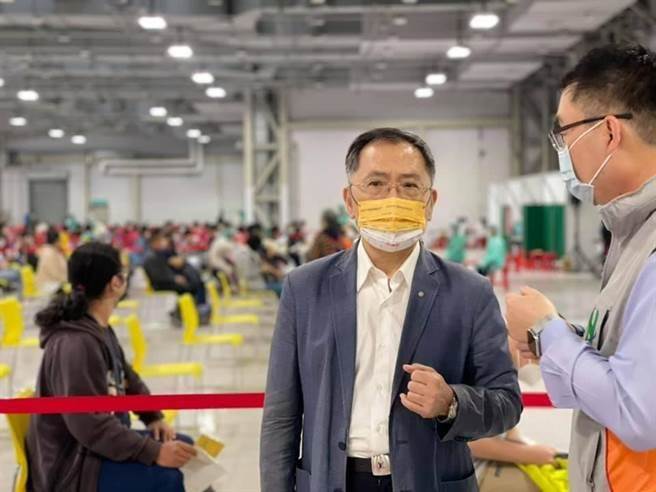 台北市副市长蔡炳坤表示，共开放开放11万8586预约量。（摘自蔡炳坤脸书）