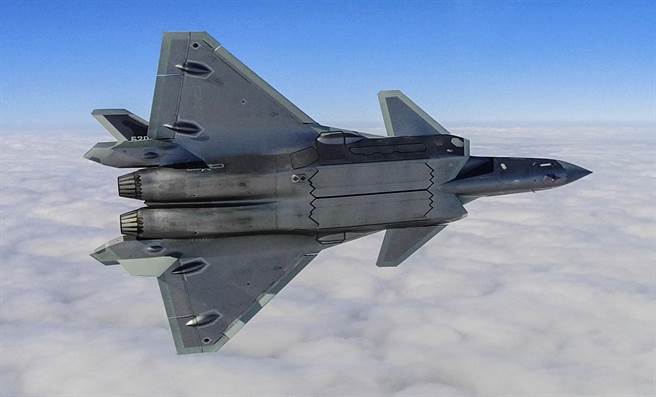 中方空军歼-20隐形战机进行飞行训练的资料照。（新华社）