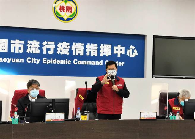 桃园市长郑文灿10日防疫会议，宣布增设内坜自强活动中心採检站，强化华勛国小周边的採检。(蔡依珍摄)