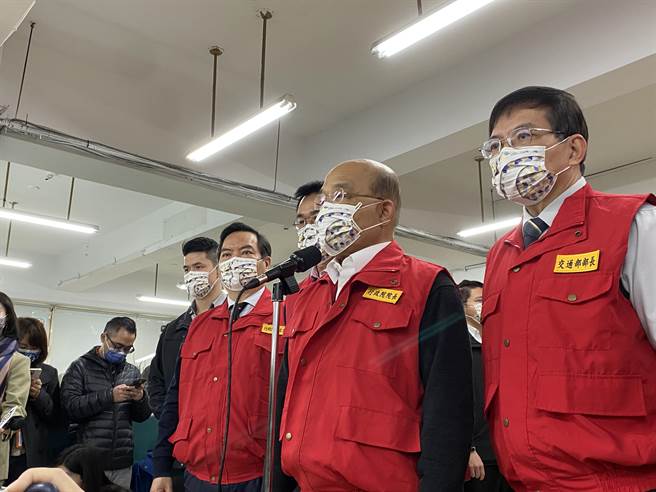 行政院长苏贞昌今(10)日来到臺北邮件处理中心，要求边境单位加强国际邮包检查。（李柏澔摄）