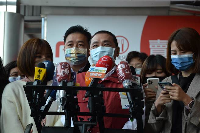 新北市长侯友宜今表示，现在境外移入越来越多，但尚未到高峰期，预估过年前、元月中旬后将达高峰期，且本土案例会越来越多，新北市隔壁桃园市戒慎恐惧，要全面应战，提升民眾防疫备战态度，将第三剂疫苗打好。（蔡雯如摄）