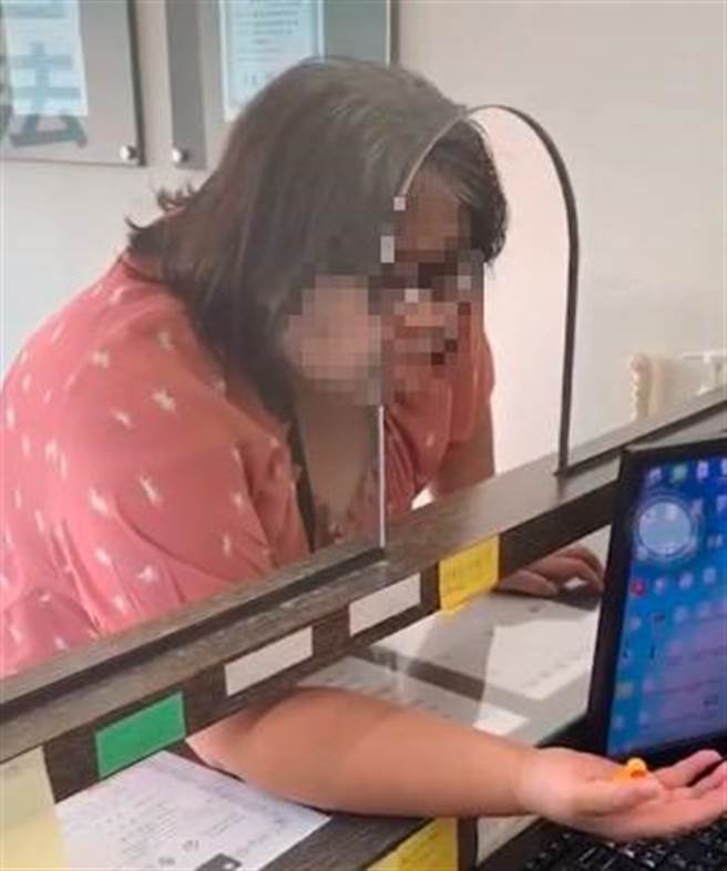 一名男网友分享一短片，一名妇人打算拿比手掌还小的黄色小鸭进行典当，让店员傻眼。（图／翻摄抖音@o6__21）