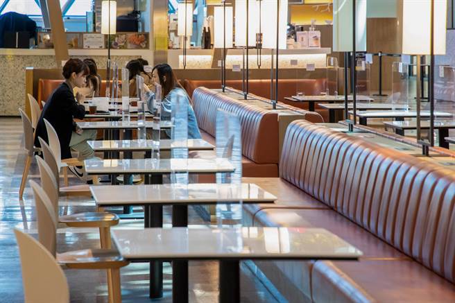 桃園機場群聚持續擴大，加上境外確診個案不斷湧入，造成國內疫情緊張，台北市聯合醫院醫師陳昶宇直批指揮中心，「不想封鎖邊境就是在走鋼索」，最糟糕的結果就是境外個案把各家醫院塞好塞滿，塞到過年前後剛好本土疫情爆發，最後大家都不用過年了。（資料照，陳麒全攝）