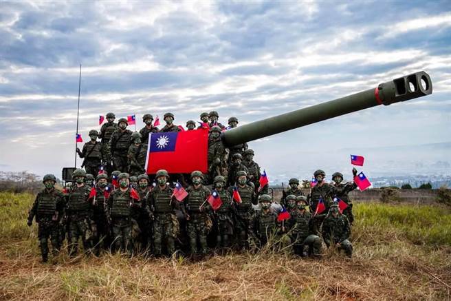 陸軍砲兵58指揮部，元旦戰備偵巡向國旗致敬。（摘自陸軍臉書）