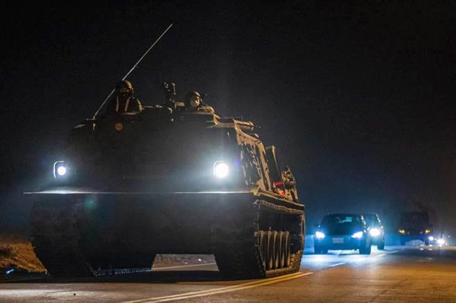 陸軍砲兵58指揮部，元旦戰備偵巡向國旗致敬。（摘自陸軍臉書）