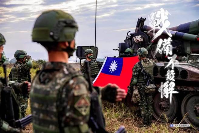 陸軍砲兵58指揮部，元旦戰備偵巡向國旗致敬。（摘自陸軍臉書）