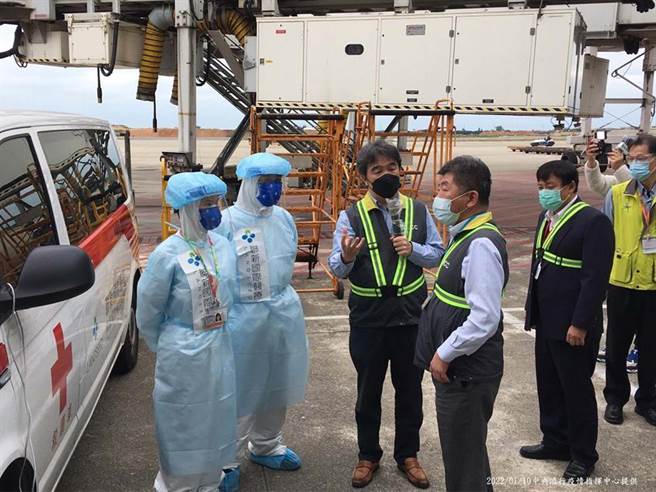 (陈时中视导桃园机场登机检疫2.0专案。图／中央流行疫情指挥中心提供)