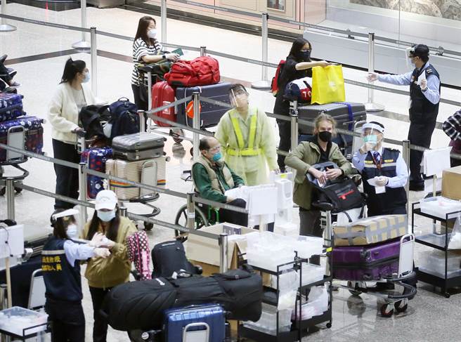 行政院長蘇貞昌今日赴台北郵件處理中心視察，針對近期的國際疫情，被問到為何不把美國升為入境高風險國家時，蘇回應，只要高風險，都會列入，不會針對哪一國。圖為剛下機的旅客準備前往採檢站。（資料照，范揚光攝）