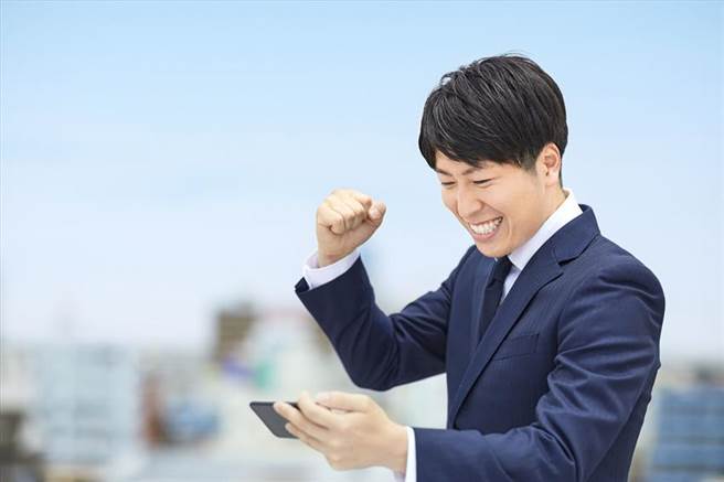 （拿到年終獎金，全球人壽建議分三份，安排包紅包、第一桶金與退休金。圖／全球人壽提供）