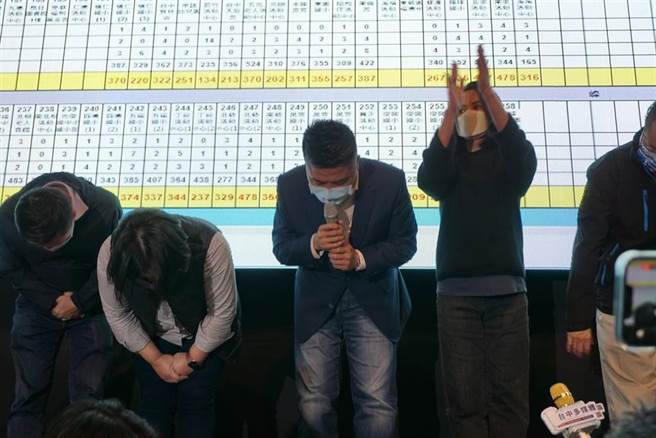 圖為國民黨立委候選人顏寬恒（左三）昨敗選後，和妹妹台中市副議長顏莉敏（左二）深深一鞠躬感謝鄉親疼惜。（王文吉攝）