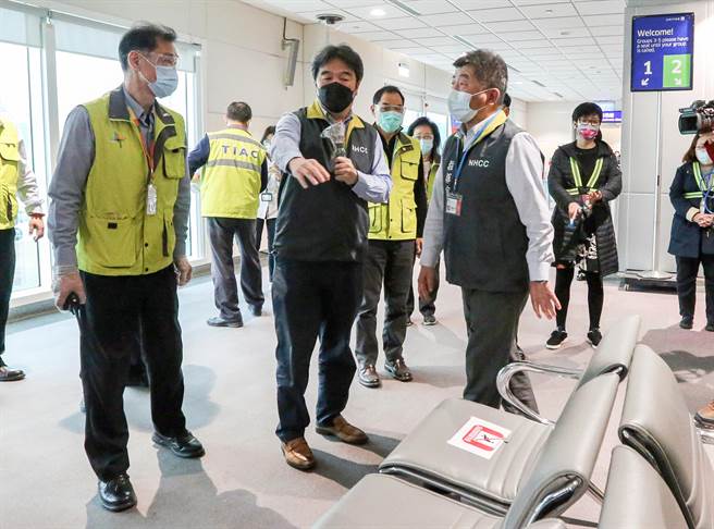 中央流行疫情指挥中心研拟调整入境採检规定，长程班次需在机场採检阴性，才放行入境，指挥官陈时中（前右）由桃机前进指挥所指挥官王必胜（前中）等人陪同下，10日上午到桃机视察相关旅客採检、入境动线规划，希望藉此筛检出一部分的人，强化对国内安全性的保护。（陈麒全摄）