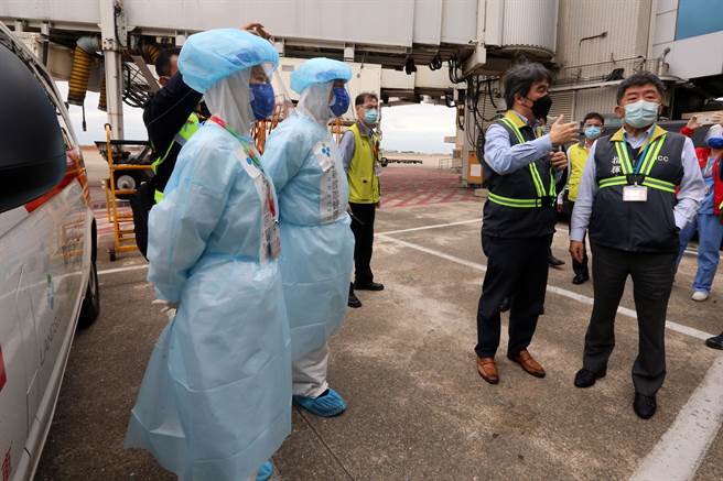 中央流行疫情指挥中心指挥官陈时中（右一），10日上午在桃机前进指挥所指挥官王必胜（右二）等人陪同下，视察11日即将实施的长程航班旅客COVID-19落地採检作业新规定，了解桃园机场规画的相关採检作业、旅客动线，以及确诊旅客候送等入境防疫作为。（陈麒全摄）