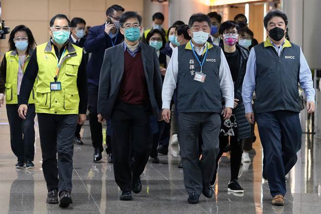 中央流行疫情指挥中心指挥官陈时中（前右二），10日上午在桃机前进指挥所指挥官王必胜（前右一）、桃园国际机场公司总经理但昭璧（前左一）等人陪同下，视察11日即将实施的长程航班旅客COVID-19落地採检作业新规定，了解桃园机场规画的相关採检作业、旅客动线，以及确诊旅客候送等入境防疫作为。（陈麒全摄）