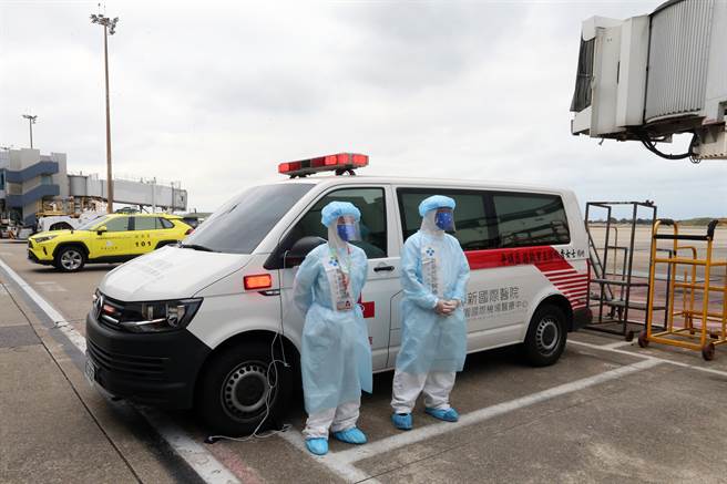 1日即将实施的长程航班旅客COVID-19落地採检作业新规定，若旅客在入境採检时确诊，将由在空桥下等候的救护车送医。（陈麒全摄）