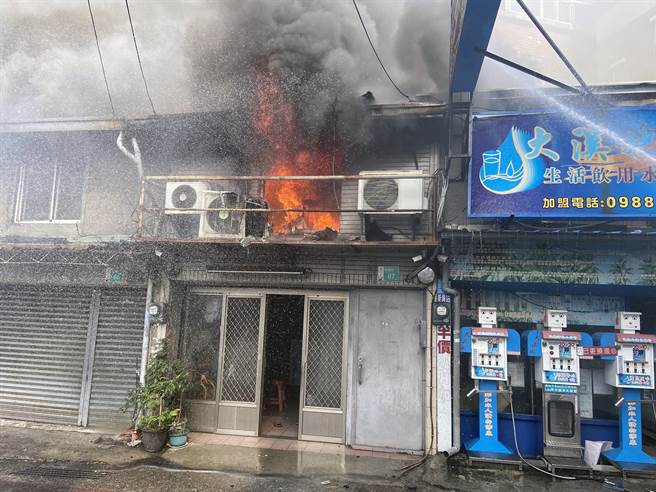 台南市永康區新興街一處舊式2層樓連棟民宅傳出火警。（讀者提供／洪榮志台南傳真）