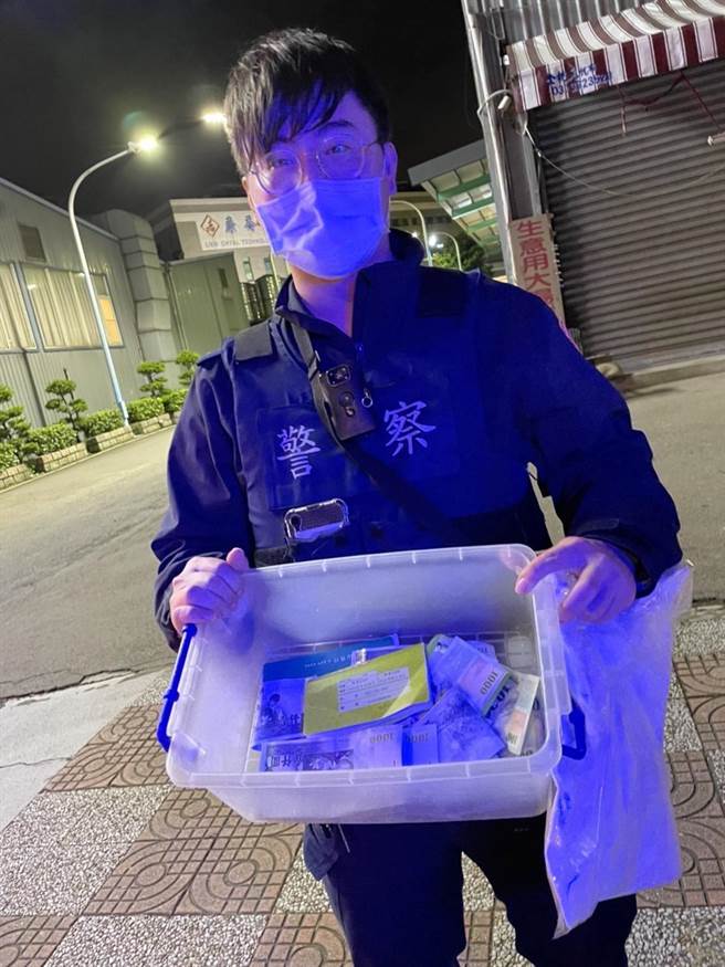 刘姓骑士的13.8万现金从却浑然不知，龟山警民合作助寻回。(翻摄照片／蔡依珍桃园传真)