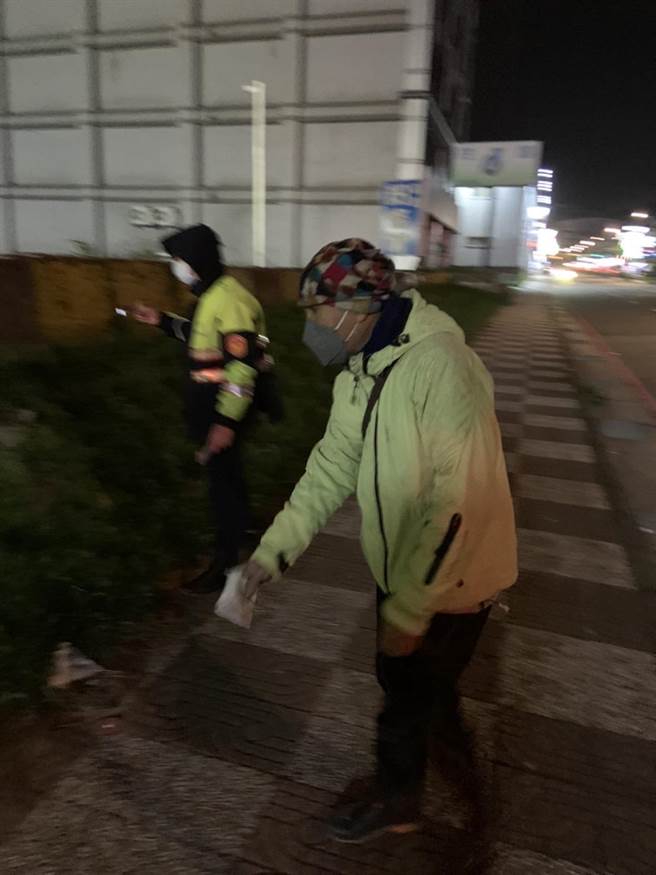 刘姓骑士的13.8万现金从却浑然不知，龟山警民合作助寻回。(翻摄照片／蔡依珍桃园传真)