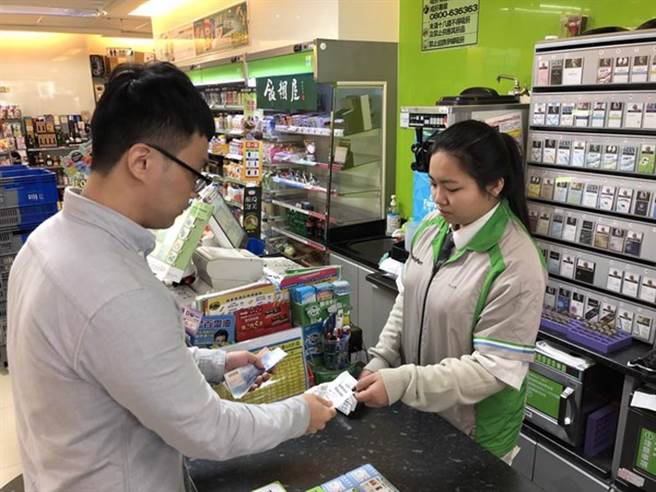 太方便啦！电费过期超商也能补缴 (图/台湾虎航提供)