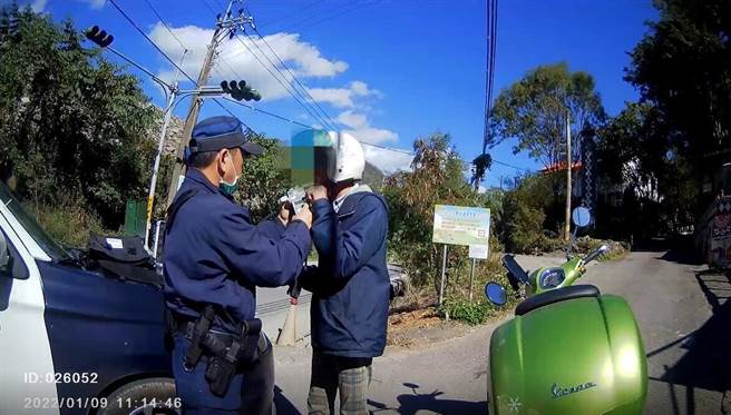 六龟警方对黄姓男重机骑士做酒测。（翻摄照片／林瑞益高雄传真）