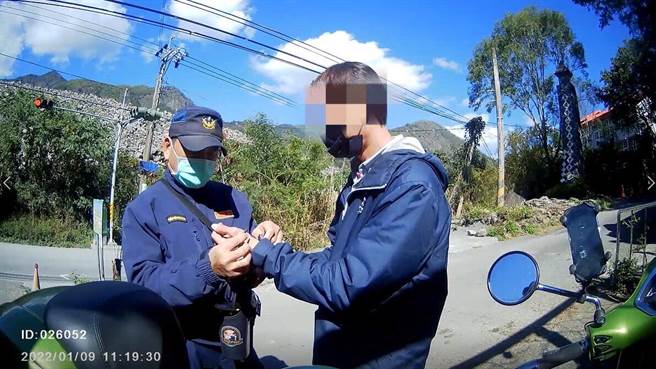 六龟警方对黄姓男重机骑士做酒测，黄男的酒测值超标，警方将他带回侦办。（翻摄照片／林瑞益高雄传真）