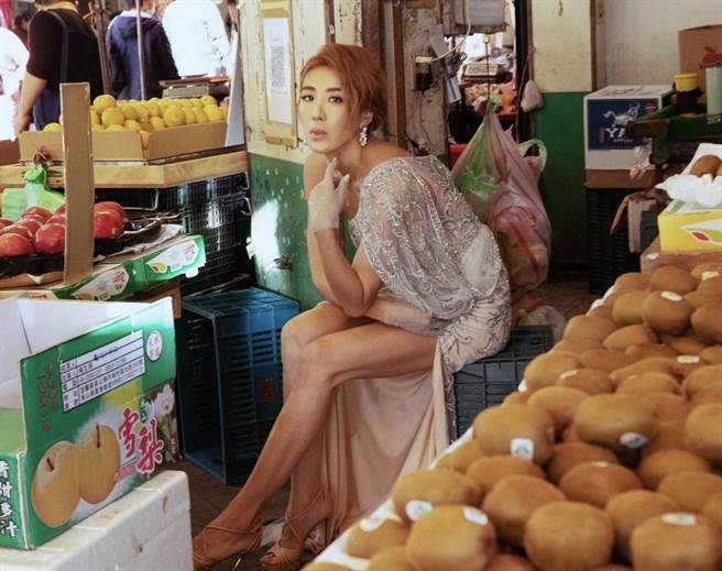 小禎穿華服在傳統市場拍時尚照。（奇恩工作室提供）