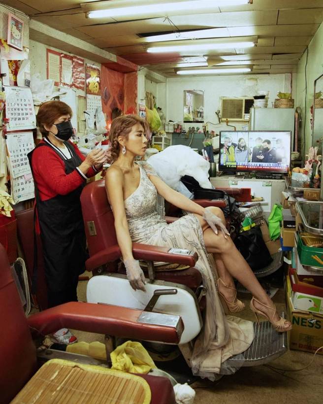 小禎穿華服在傳統市場拍時尚照。（奇恩工作室提供）