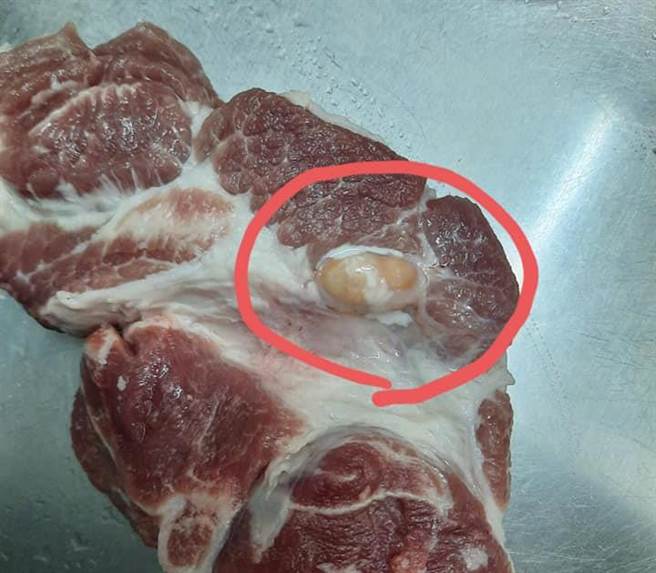一名妇人到市场买梅花肉，不料处理时发现，猪肉上有一颗橘色大痘痘，甚至流出白色液体，让她很疑惑。（图／翻摄脸书社团家常菜）