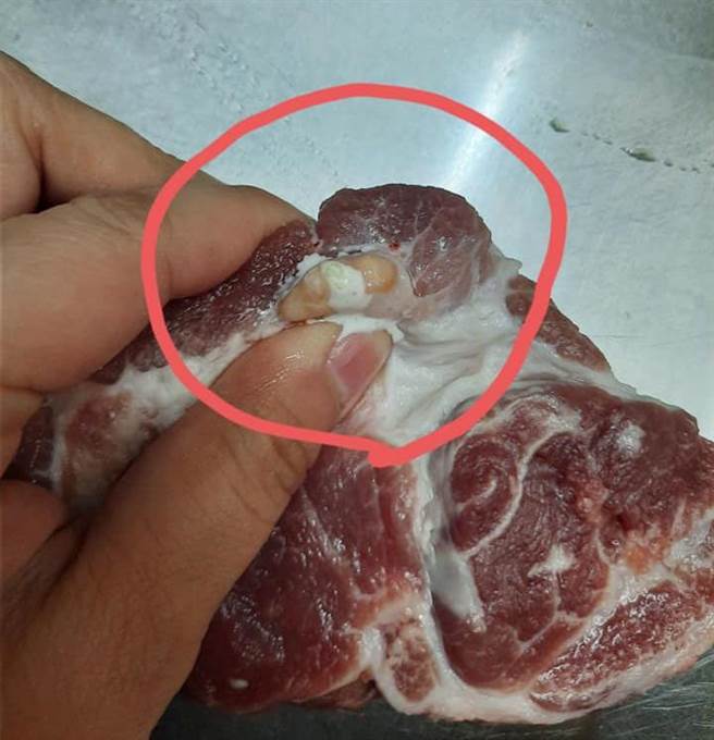 该名妇人轻轻一捏，捏，还可以挤出更多的白色液体。（图／翻摄脸书社团家常菜）